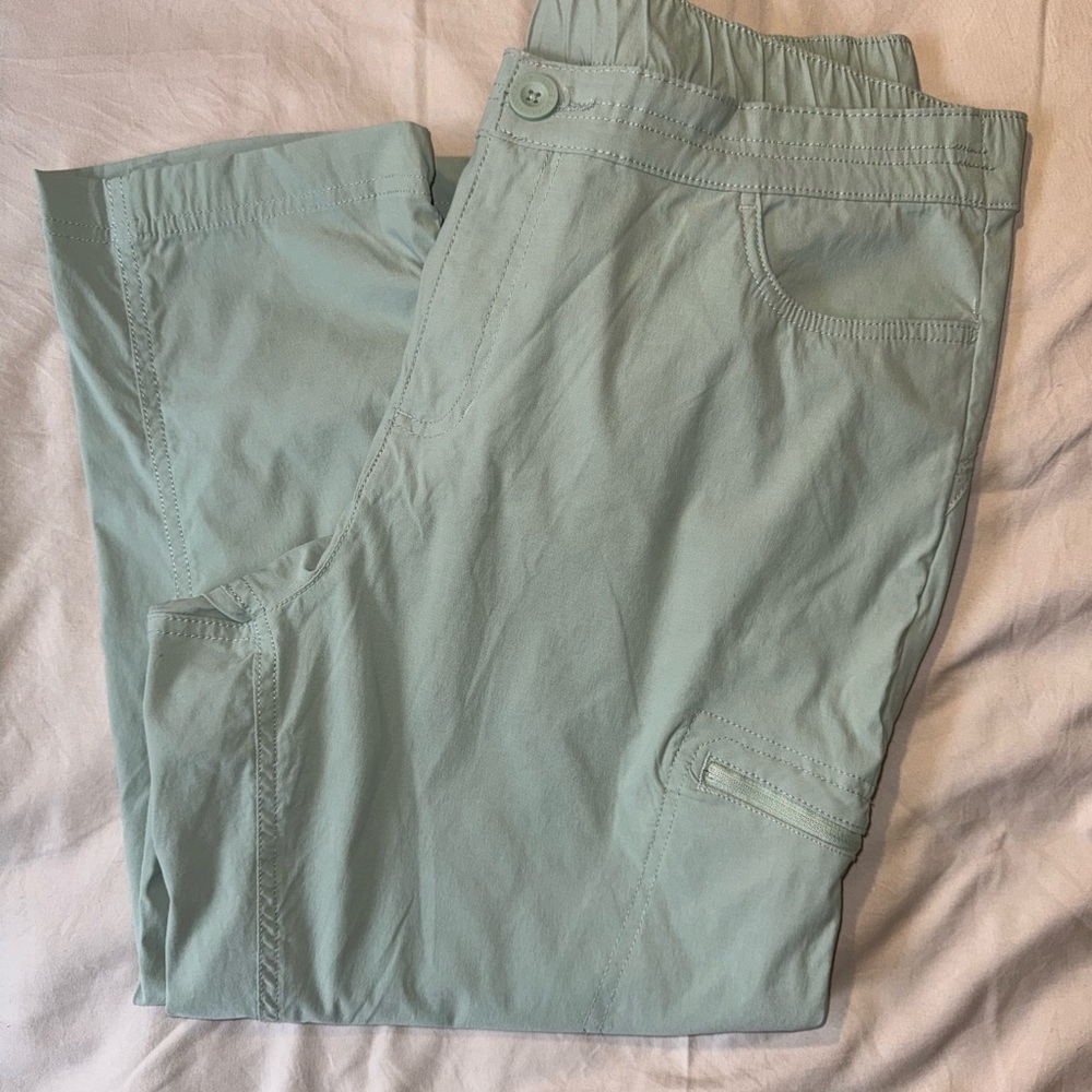 Eddie Bauer Woman’s  Mint Performance Capri. Size L.